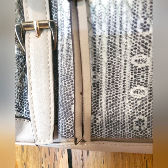 Street Level Crossbody Purse Faux Snakeskin Print & Cream w/ Gold chain Strap - Picture 6 of 14
